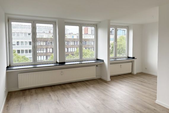 Düsseldorf-Stadtmitte! Provisionsfrei für den Mieter! Eins (komma fünf) Räume, frisch gestrichen!