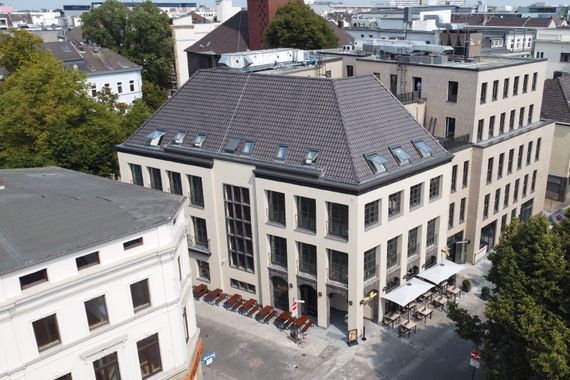 DACHTERRASSE + BÜRO IN NEUBAU-TRADITIONS-LIEGENSCHAFT