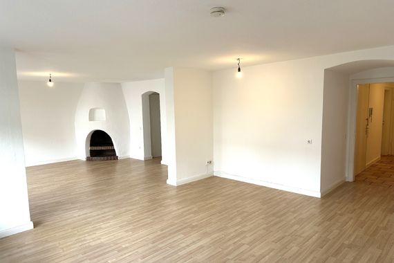 Düsseldorf-Düsseltal! Frisch renovierte 3-Zimmer-Balkonwohnung mit PKW-Stellplatz!