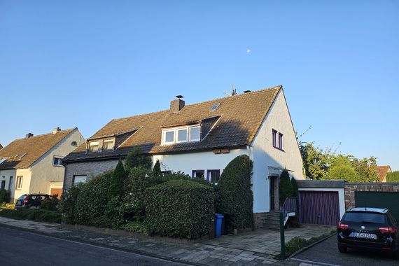 CHARMANTE BEZUGSFREIE DOPPELHAUSHÄLFTE MIT GARAGE UND TEICH IN WILLICH-ANRATH ZU VERKAUFEN!